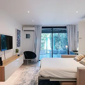 Moderne Dans Le Golfe De Saint-tropez , Gassin France